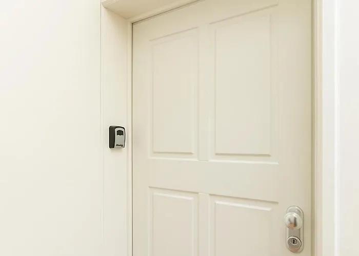 Charming Balcony In Historic Ribeira - Inside 